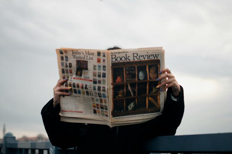 personne lisant un journal promouvoir ses livres avec les relations presse